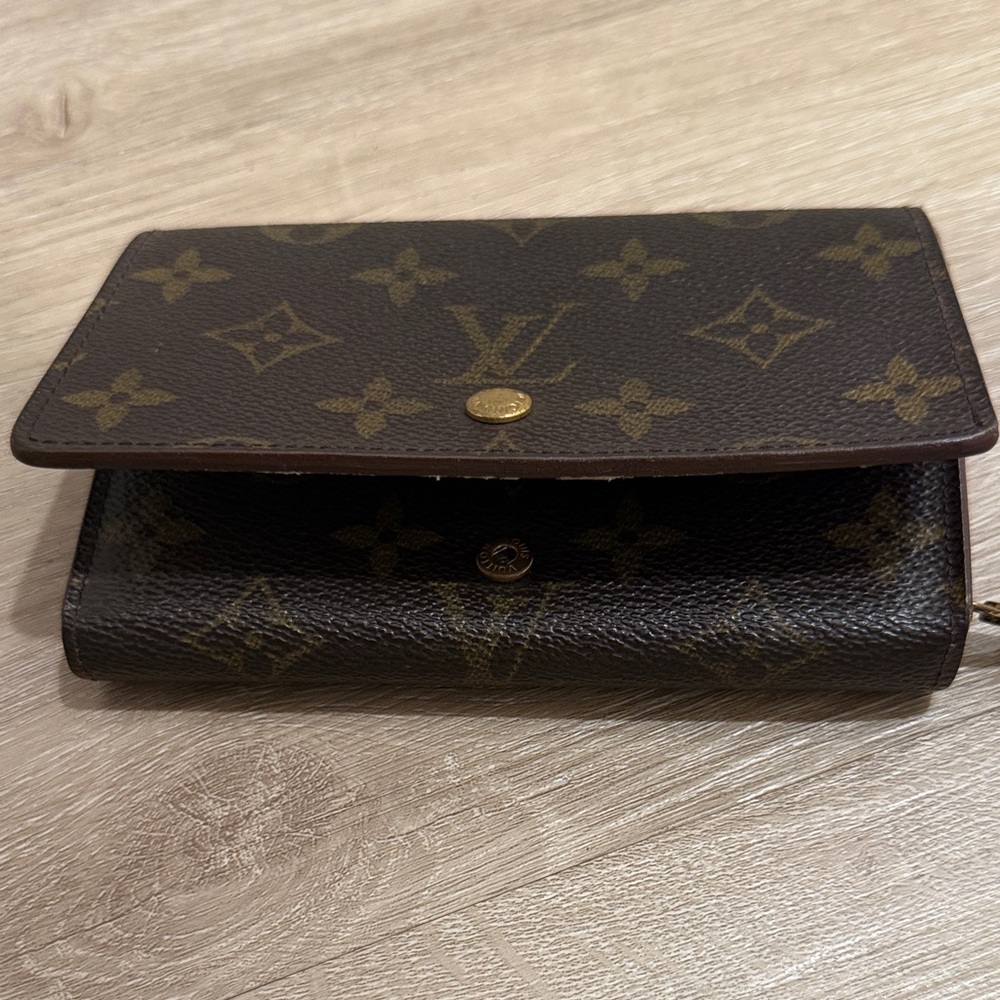 Louis Vuitton Vintage Monogram Wallet - Picture 10 of 11